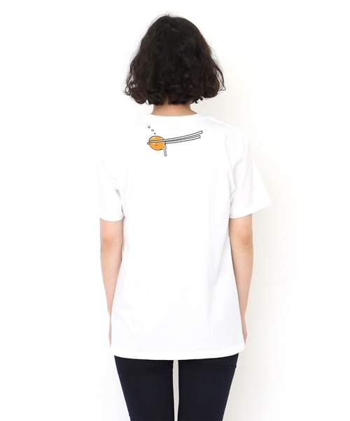 Design Tshirts Store graniph（デザイン　ティーシャツ　ストア　グラニフ）の「タマゴカケゴハンクン｜Tシャツ(ホワイト)（Tシャツ/カットソー・メンズ・ホワイト・MEDIUM/X-LARGE/LARGE/SMALL/X-SMALL）」の4枚目の写真