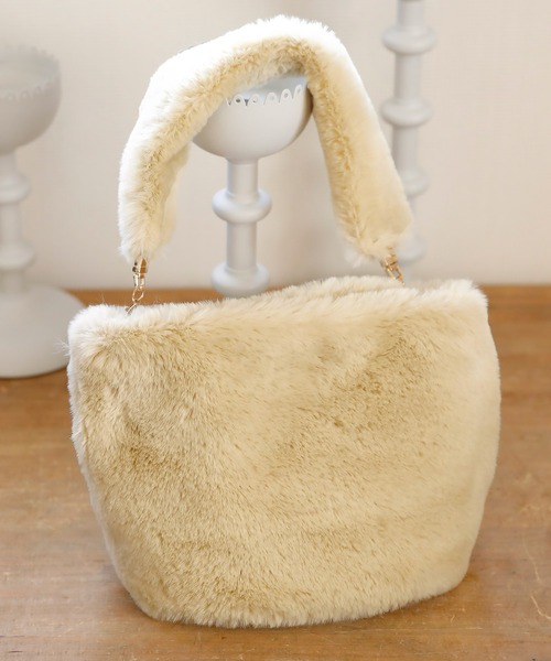 ElegChic(エレグシック)の「フェイクファー2WAYバッグ 結婚式 同窓会 オケージョン 二次会(ショルダーバッグ・レディース・ブラック/ベージュ/ブルー・FREE)」の4枚目の写真