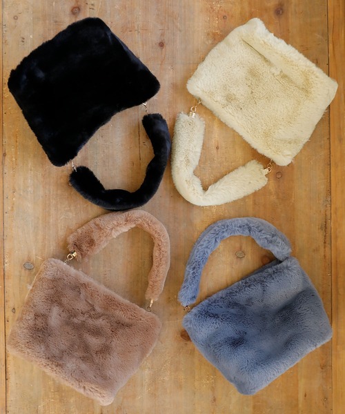 ElegChic(エレグシック)の「フェイクファー2WAYバッグ 結婚式 同窓会 オケージョン 二次会(ショルダーバッグ・レディース・ブラック/ベージュ/ブルー・FREE)」の5枚目の写真