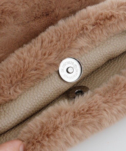 ElegChic(エレグシック)の「フェイクファー2WAYバッグ 結婚式 同窓会 オケージョン 二次会(ショルダーバッグ・レディース・ブラック/ベージュ/ブルー・FREE)」の8枚目の写真