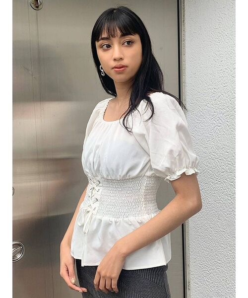 EMODA(エモダ)の「ウエストマークオフショルダートップ(シャツ/ブラウス・レディース・ホワイト/ブラック/イエロー/その他・FREE)」の1枚目の写真