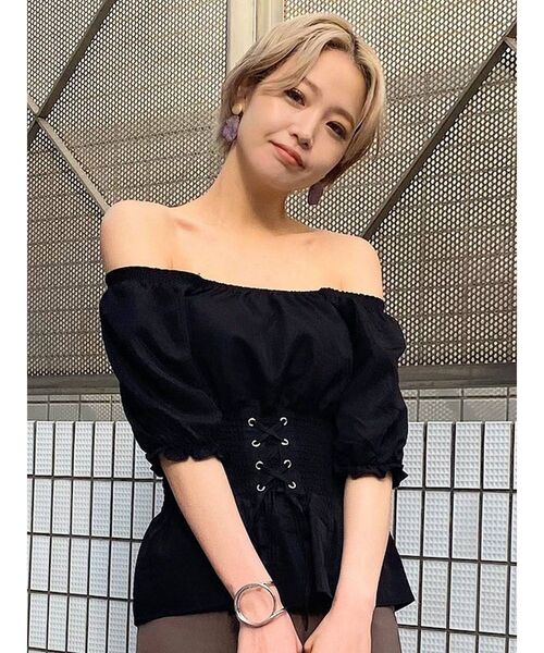 EMODA(エモダ)の「ウエストマークオフショルダートップ(シャツ/ブラウス・レディース・ホワイト/ブラック/イエロー/その他・FREE)」の2枚目の写真