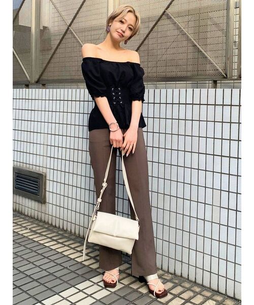 EMODA(エモダ)の「ウエストマークオフショルダートップ(シャツ/ブラウス・レディース・ホワイト/ブラック/イエロー/その他・FREE)」の9枚目の写真