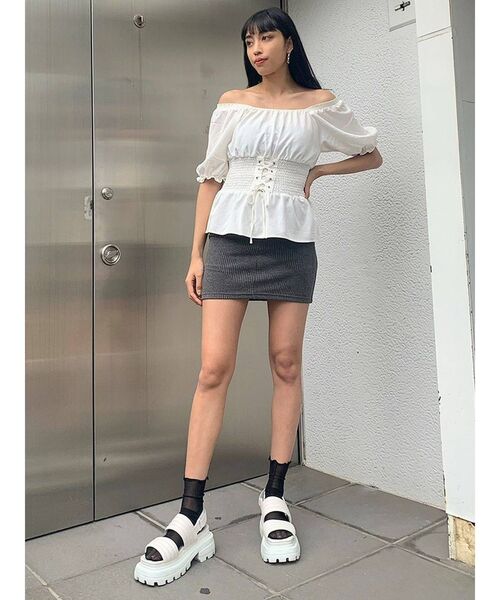 EMODA(エモダ)の「ウエストマークオフショルダートップ(シャツ/ブラウス・レディース・ホワイト/ブラック/イエロー/その他・FREE)」の12枚目の写真