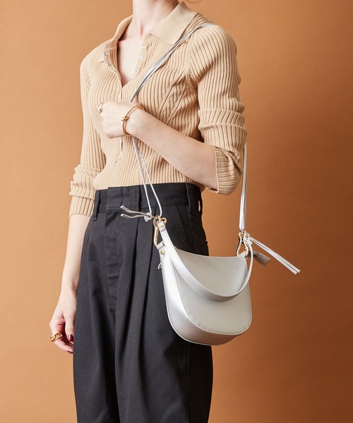 HASHIBAMI（ハシバミ）の「【HASHIBAMI】カラバッシュ 2WAY ショルダーバッグ（ショルダーバッグ・レディース・ブラック/シルバー/グレイッシュベージュ・FREE）」の4枚目の写真