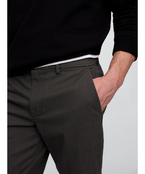 GAP（ギャップ）の「Gapflex エッセンシャル カーキ ストレートフィットパンツ（チノパンツ・メンズ・ベージュ/ネイビー/ブラック/スミクロ/グレー/ライトブラック/ブラウン・31W 30L/34W 30L/32W 30L/30W 30L/31W 32L/36W 30L/29W 30L/28W 30L/28W 32L/32W 32L/34W 32L/36W 32L/38W 30L/33W 32L/33W 30L/30W 32L/38W 32L/29W 32L）」の16枚目の写真