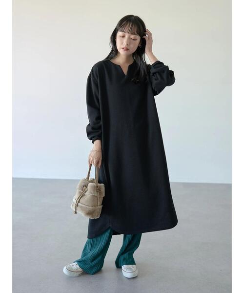 earth music&ecology（アースミュージックアンドエコロジー）の「キーネックカットワンピース ＊（ワンピース・レディース・ブラック/ブルー/グレイッシュベージュ・FREE）」の4枚目の写真