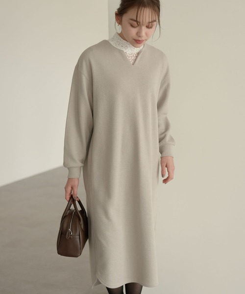 earth music&ecology（アースミュージックアンドエコロジー）の「キーネックカットワンピース ＊（ワンピース・レディース・ブラック/ブルー/グレイッシュベージュ・FREE）」の3枚目の写真