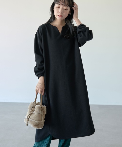 earth music&ecology（アースミュージックアンドエコロジー）の「キーネックカットワンピース ＊（ワンピース・レディース・ブラック/ブルー/グレイッシュベージュ・FREE）」の2枚目の写真