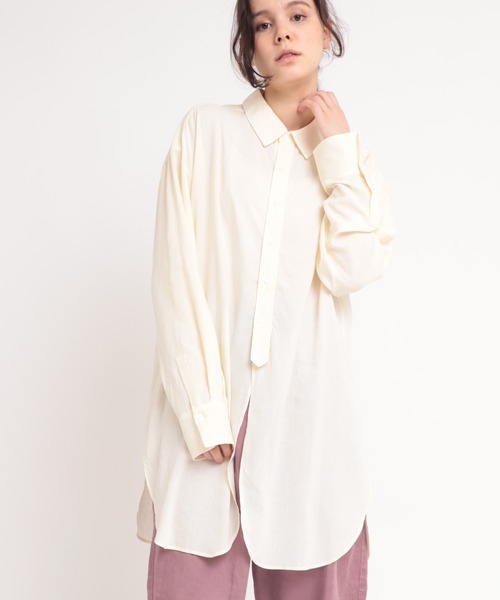 RNA-N（アールエヌエーエヌ）の「B2670 フロントスリットロングシャツ（シャツ/ブラウス・レディース・ベージュ/アッシュグレー/オフホワイト・MEDIUM）」の2枚目の写真