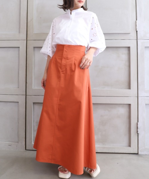 moment+(モーメントプラス)の「カラーT/Cツイル ハイウエストタック フレアロングスカート(スカート・レディース・ブラック/レッド/オフホワイト/オレンジ/ブルー/グリーン/グレイッシュベージュ・M)」の17枚目の写真