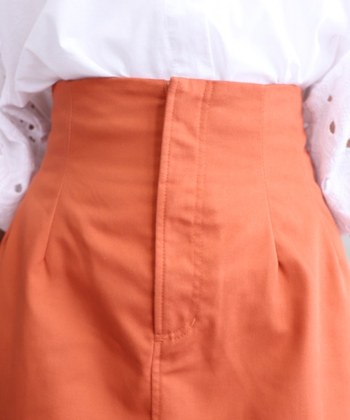 moment+(モーメントプラス)の「カラーT/Cツイル ハイウエストタック フレアロングスカート(スカート・レディース・ブラック/レッド/オフホワイト/オレンジ/ブルー/グリーン/グレイッシュベージュ・M)」の20枚目の写真