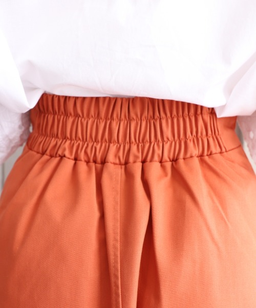 moment+(モーメントプラス)の「カラーT/Cツイル ハイウエストタック フレアロングスカート(スカート・レディース・ブラック/レッド/オフホワイト/オレンジ/ブルー/グリーン/グレイッシュベージュ・M)」の21枚目の写真