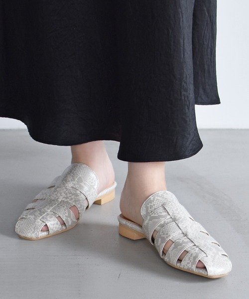 Au BANNISTER（オゥバニスター）の「【WEB限定】グルカミュール（サンダル・レディース・ブラック/その他/アイボリー/グリーン・M/L/S）」の16枚目の写真