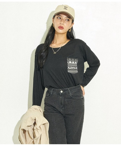 ANAP(アナップ)の「5色展開柄ポケットゆるロングTシャツ(Tシャツ/カットソー・レディース・ホワイト/ベージュ/ブラック/ミント/ピンクベージュ・FREE)」の2枚目の写真