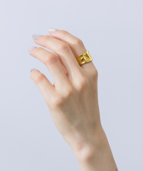 muku（ムク）の「【リングとしてもイヤーカフとしても使える！】金属アレルギー対応 [ゴールド]  リングカフ 13号 /サージカルステンレス/316L（リング・レディース・シルバー/ゴールド・11/13/15 ）」の3枚目の写真