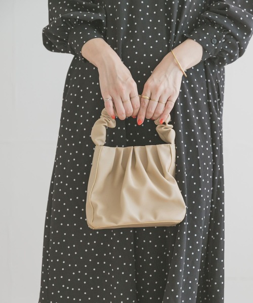 ITEMS URBANRESEARCH（アイテムズ アーバンリサーチ）の「ギャザーハンドルバッグ（ハンドバッグ・レディース・ブラック/ベージュ/グリーン・-）」の3枚目の写真