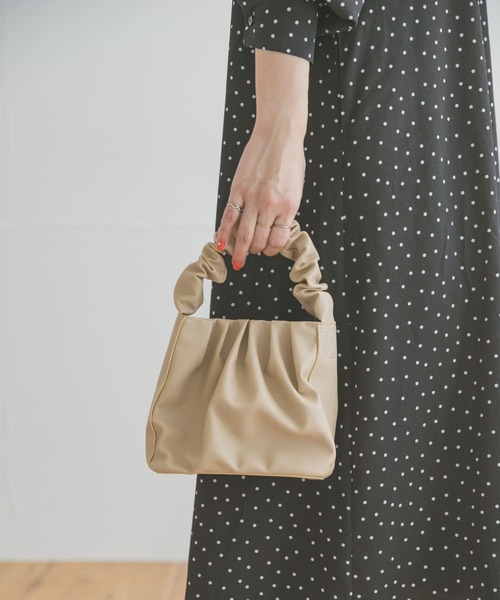 ITEMS URBANRESEARCH（アイテムズ アーバンリサーチ）の「ギャザーハンドルバッグ（ハンドバッグ・レディース・ブラック/ベージュ/グリーン・-）」の4枚目の写真