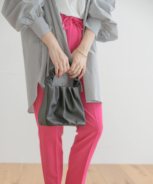 ITEMS URBANRESEARCH（アイテムズ アーバンリサーチ）の「ギャザーハンドルバッグ（ハンドバッグ・レディース・ブラック/ベージュ/グリーン・-）」の5枚目の写真