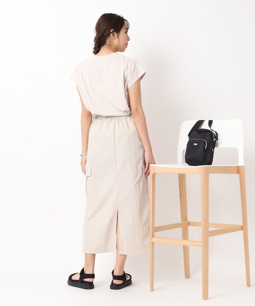 DRESKIP（ドレスキップ）の「◆大人の抜け感 フレンチスリーブ ゆるロゴTシャツ（Tシャツ/カットソー・レディース・ライトベージュ/オフホワイト/チャコールグレー/黄緑系・02/03/04）」の7枚目の写真