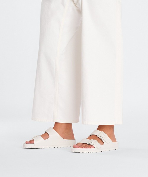 BIRKENSTOCK(ビルケンシュトック)の「【公式】ビルケンシュトック Arizona EVA/アリゾナ EVA(サンダル・メンズ・オフホワイト・30cm【レギュラー幅】/28cm【レギュラー幅】/28.5cm【レギュラー幅】/29cm【レギュラー幅】/26.5cm【レギュラー幅】/27cm【レギュラー幅】/24.5cm【ナロー幅】/24cm【ナロー幅】/26cm【ナロー幅】/25cm【ナロー幅】/23cm【ナロー幅】)」の2枚目の写真