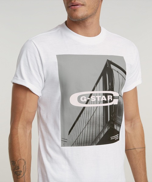 G-STAR(ジースター)の「HQ OLD SCHOOL LOGO LASH T-SHIRT/クラシックロゴプリントフォトTシャツ(Tシャツ/カットソー・メンズ・ピンク系その他/ホワイト/ダークブラック・SMALL/X-SMALL/X-LARGE/LARGE/MEDIUM)」の14枚目の写真