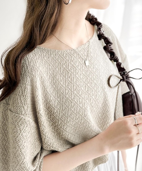classicalelf(クラシカルエルフ)の「凸凹としたデザインが特別な雰囲気を纏う。シャーリング半袖Tシャツ(Tシャツ/カットソー・レディース・ブラック/グレイッシュベージュ/アイボリー・LARGE/MEDIUM/SMALL/X-LARGE)」の3枚目の写真
