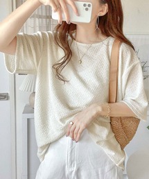 凸凹としたデザインが特別な雰囲気を纏う。シャーリング半袖Tシャツ