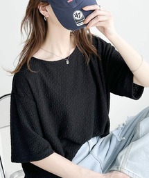 凸凹としたデザインが特別な雰囲気を纏う。シャーリング半袖Tシャツ