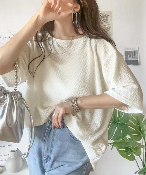 classicalelf(クラシカルエルフ)の「凸凹としたデザインが特別な雰囲気を纏う。シャーリング半袖Tシャツ(Tシャツ/カットソー・レディース・ブラック/グレイッシュベージュ/アイボリー・LARGE/MEDIUM/SMALL/X-LARGE)」の5枚目の写真