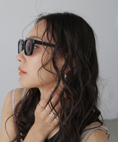 FREE'S MART（フリーズマート）の「◆ソリッドサングラス（サングラス・レディース・ブラック/ベージュ・ﾌﾘ-）」の4枚目の写真