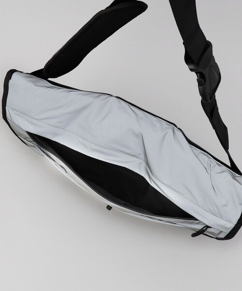 KiU（キウ）の「KiU/キウ FULL REF MESSENGER BAG/フルリフレクターメッセンジャーバッグ（ショルダーバッグ・メンズ・グレー/ブラック・ONE SIZE）」の9枚目の写真