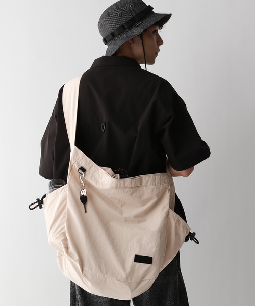 UNIVERSAL OVERALL（ユニバーサルオーバーオール）の「【UNIVERSAL OVERALL】2WAY/ナイロンショルダーバッグ（ショルダーバッグ・メンズ・オフホワイト/グレー/ブラック・FREE）」の8枚目の写真