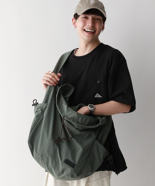 UNIVERSAL OVERALL（ユニバーサルオーバーオール）の「【UNIVERSAL OVERALL】2WAY/ナイロンショルダーバッグ（ショルダーバッグ・メンズ・オフホワイト/グレー/ブラック・FREE）」の10枚目の写真
