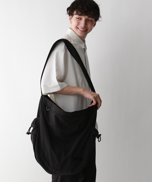 UNIVERSAL OVERALL（ユニバーサルオーバーオール）の「【UNIVERSAL OVERALL】2WAY/ナイロンショルダーバッグ（ショルダーバッグ・メンズ・オフホワイト/グレー/ブラック・FREE）」の6枚目の写真