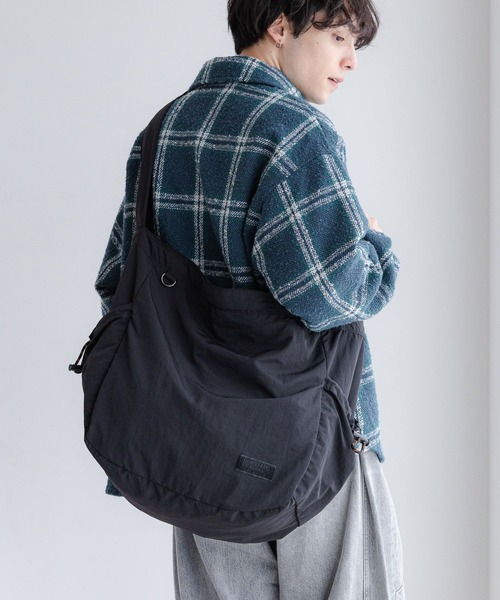 UNIVERSAL OVERALL（ユニバーサルオーバーオール）の「【UNIVERSAL OVERALL】2WAY/ナイロンショルダーバッグ（ショルダーバッグ・メンズ・オフホワイト/グレー/ブラック・FREE）」の14枚目の写真