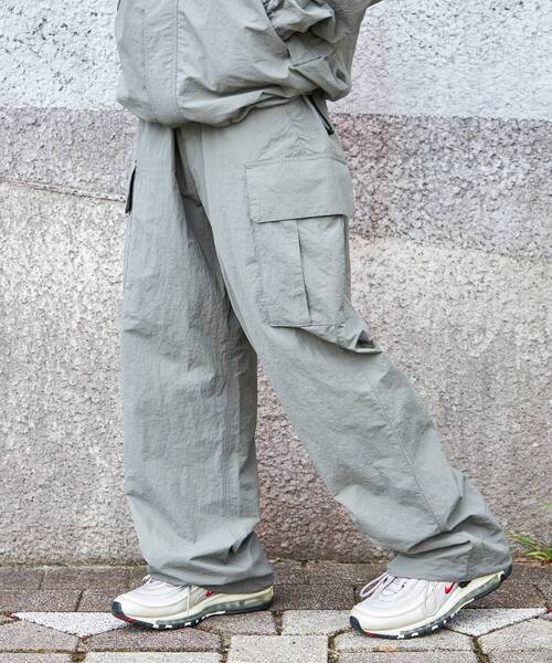 FFEIN(フェイン)の「【FFEIN(フェイン)】ナイロンテックワイドカーゴパンツ / ドローコード ブロークコア シティ ワンポイント シンプル ノームコア(カーゴパンツ・メンズ・グレー/ブラック/アイボリー/カーキ/ネイビー/ブラウン・SMALL/MEDIUM/LARGE/X-SMALL)」の3枚目の写真