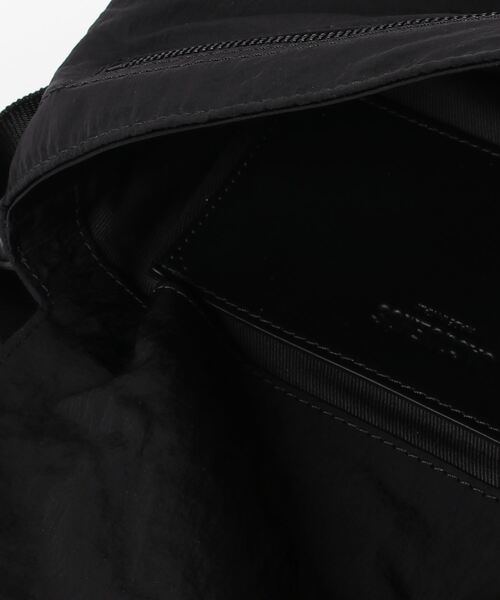 JACQUEMUS(ジャックムス)の「LE PETIT MESSENGER BAMBIN(ショルダーバッグ・メンズ・ブラック・ONE SIZE)」の4枚目の写真