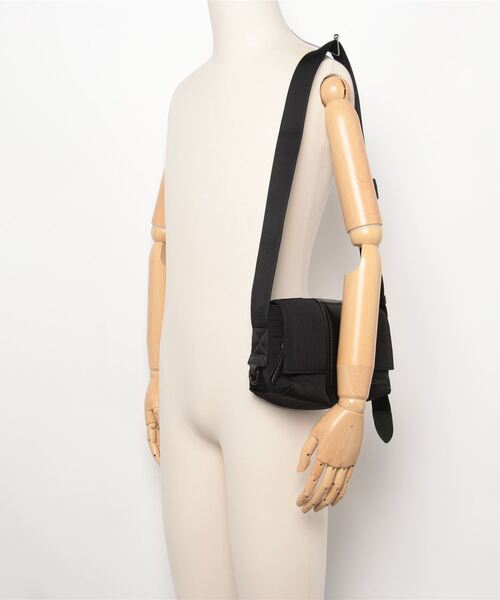 JACQUEMUS(ジャックムス)の「LE PETIT MESSENGER BAMBIN(ショルダーバッグ・メンズ・ブラック・ONE SIZE)」の5枚目の写真