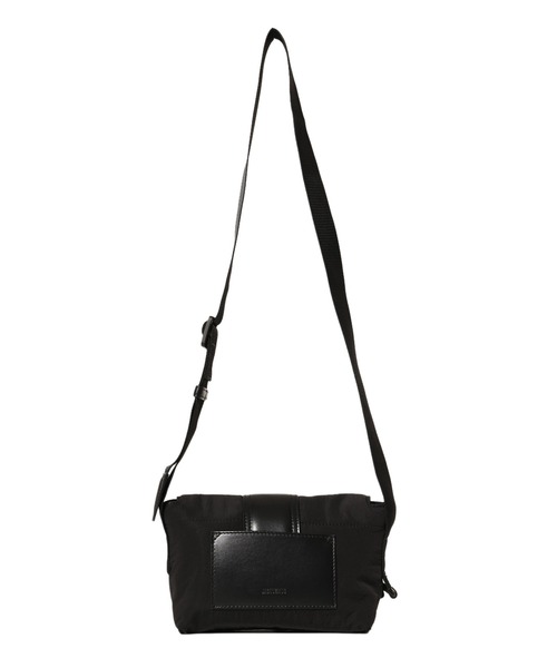 JACQUEMUS(ジャックムス)の「LE PETIT MESSENGER BAMBIN(ショルダーバッグ・メンズ・ブラック・ONE SIZE)」の9枚目の写真