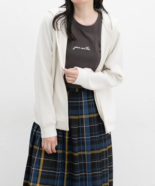 Honeys(ハニーズ)の「きれいめジップパーカー(パーカー・レディース・ネイビー/ダークブルー/スミクロ/アイボリー/ブラック/スモークピンク/オリーブ/グレイッシュベージュ・S/M/L/LL/3L)」の2枚目の写真