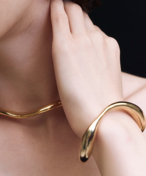 JOSE MOON(ジョゼムーン)の「CURVE METAL BANGLE(バングル/リストバンド・レディース・シルバー/ゴールド・FREE)」の1枚目の写真