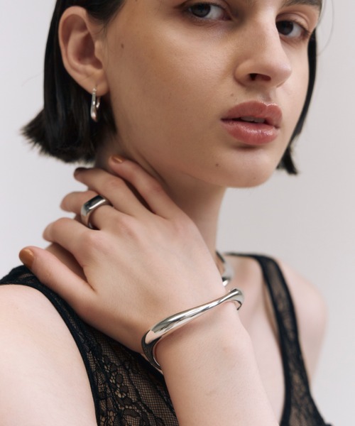 JOSE MOON(ジョゼムーン)の「CURVE METAL BANGLE(バングル/リストバンド・レディース・シルバー/ゴールド・FREE)」の7枚目の写真