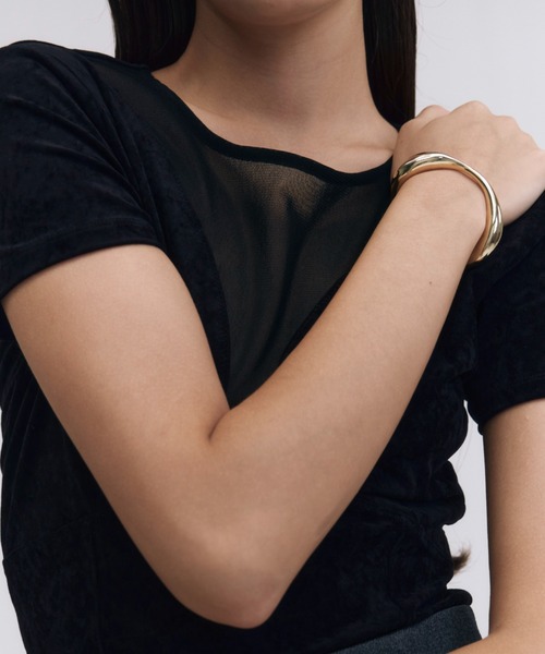 JOSE MOON(ジョゼムーン)の「CURVE METAL BANGLE(バングル/リストバンド・レディース・シルバー/ゴールド・FREE)」の4枚目の写真