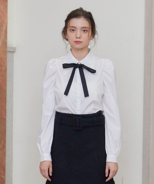 REDYAZEL（レディアゼル）の「リボンタイパフスリーブブラウス（シャツ/ブラウス・レディース・ベージュ系その他/オフホワイト/ネイビー系・FREE）」の2枚目の写真
