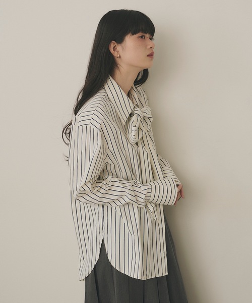 VIOLETTA（ヴィオレッタ）の「ストライプ柄ボウタイシャツ（シャツ/ブラウス・レディース・アイボリー/ブルー・FREE）」の16枚目の写真