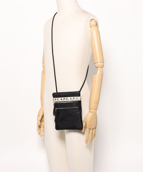 A.P.C.（アーペーセー）の「NECK POUCH REPEAT（ボディバッグ/ウエストポーチ・メンズ・ブラック・ONESIZE）」の5枚目の写真