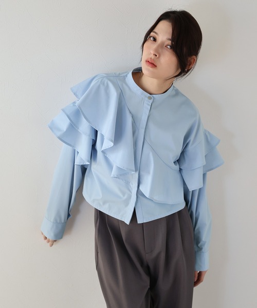 J by blue(ジェイバイブルー)の「ショートアシメラッフルシャツ(シャツ/ブラウス・レディース・ホワイト/ブルー/ブラック・MEDIUM)」の3枚目の写真