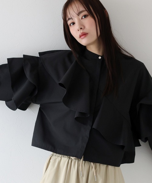 J by blue(ジェイバイブルー)の「ショートアシメラッフルシャツ(シャツ/ブラウス・レディース・ホワイト/ブルー/ブラック・MEDIUM)」の2枚目の写真