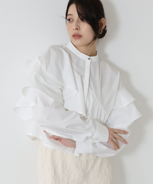 J by blue(ジェイバイブルー)の「ショートアシメラッフルシャツ(シャツ/ブラウス・レディース・ホワイト/ブルー/ブラック・MEDIUM)」の4枚目の写真